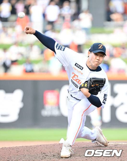 [OSEN=대전, 김성락 기자] 3일 오후 대전 한화생명볼파크에서 ‘2025 신한 SOL Bank KBO리그’ 한화 이글스와 KT 위즈의 경기가 열렸다.이날 홈팀 한화는 폰세, KT는 쿠에바스를 선발로 내세웠다.9회초 한화 원종혁이 마운드에 올라 힘차게 공을 뿌리고 있다. 2025.06.03 / ksl0919@osen.co.kr