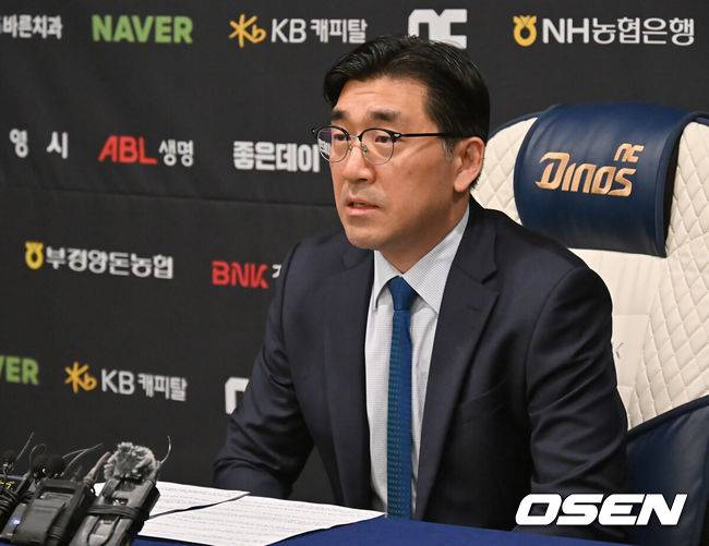 [OSEN=창원, 이석우 기자] 30일 창원NC파크에서 2025 신한 SOL 뱅크 KBO 리그 NC 다이노스와 한화 이글스의 경기가 열린다. 홈팀 NC가 긴 방황을 끝내고 홈구장으로 돌아왔다.NC 다이노스 이진만 대표가 창원NC파크 재개장 관련 구단 입장과 향후 대처에 대한 공식 브리핑을 진행하고 있다. 2025.05.30 / foto0307@osen.co.kr