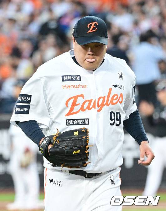 [OSEN=대전, 김성락 기자] 5일 오후 대전 한화생명볼파크에서 ‘2025 신한 SOL Bank KBO리그’ 한화 이글스와 KT 위즈의 경기가 열렸다.이날 홈팀 한화는 류현진, KT는 헤이수스를 선발로 내세웠다.4회초 1사 1루 한화 류현진이 KT 조대현에게 안타를 허용, 아쉬워하고있다.  2025.06.05 / ksl0919@osen.co.kr