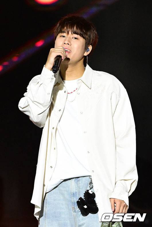 [OSEN=김성락 기자]&nbsp;29일 오후 서울 강남구 영동대로에서 ‘2024 영동대로 K-POP 콘서트’가 열렸다. 이날 콘서트에는 국카스텐, 라키, 솔라, 에이핑크, 오마이걸, 원어스, 이무진, ITZY가 참석해 화려한 무대를 선보였다.가수 이무진이 멋진 공연을 펼치고 있다. 2024.09.29 / ksl0919@osen.co.kr