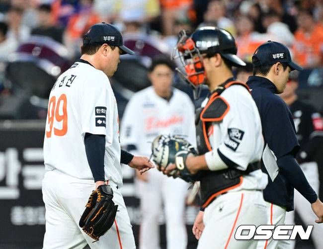 [OSEN=대전, 김성락 기자] 5일 오후 대전 한화생명볼파크에서 ‘2025 신한 SOL Bank KBO리그’ 한화 이글스와 KT 위즈의 경기가 열렸다.이날 홈팀 한화는 류현진, KT는 헤이수스를 선발로 내세웠다.4회초 2사 만루 한화 류현진이 몸의 이상을 호소, 교체되고 있다. 2025.06.05 / ksl0919@osen.co.kr