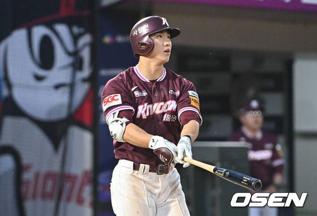 [OSEN=부산, 이석우 기자] 5일 부산 사직야구장에서 2025 신한 SOL 뱅크 KBO 리그 롯데 자이언츠와 키움 히어로즈의 경기가 열렸다. 홈팀 롯데는 데이비슨이, 방문팀 키움은 하영민이 선발 출전했다.키움 히어로즈 이주형이 4회초 2사 우중월 솔로 홈런을 치고 있다. 2025.06.05 / foto0307@osen.co.kr