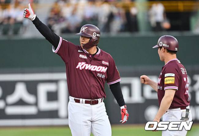 [OSEN=부산, 이석우 기자] 5일 부산 사직야구장에서 2025 신한 SOL 뱅크 KBO 리그 롯데 자이언츠와 키움 히어로즈의 경기가 열렸다. 홈팀 롯데는 데이비슨이, 방문팀 키움은 하영민이 선발 출전했다.키움 히어로즈 김동엽이 1회초 무사 2,3루 좌중간 2타점 안타를 치고 세리머니를 하고 있다. 2025.06.05 / foto0307@osen.co.kr