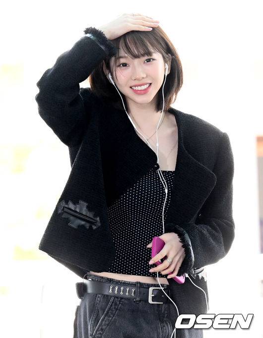 [OSEN=인천공항, 조은정 기자]에스파(aespa)가 25일 인천국제공항을 통해 ‘K-FLOW3 CONCERT in TAIWAN’ 참석차 타이베이로 출국했다.해당 공연에는 있지(ITZY), 에스파(aespa), 트리플에스(tripleS)가 출연 예정이다.에스파 카리나가 출국장으로 향하고 있다. 2025.04.25 /cej@osen.co.kr