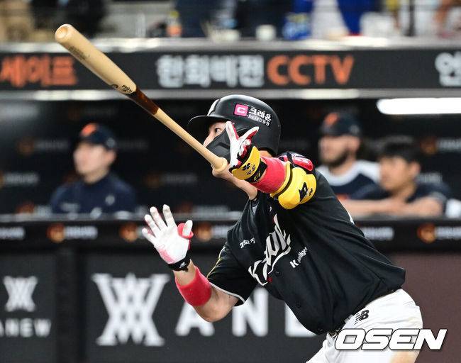 [OSEN=대전, 김성락 기자] 5일 오후 대전 한화생명볼파크에서 ‘2025 신한 SOL Bank KBO리그’ 한화 이글스와 KT 위즈의 경기가 열렸다.이날 홈팀 한화는 류현진, KT는 헤이수스를 선발로 내세웠다.7회초 1사 만루 KT 조대현이 2타점 적시타를 날리고 있다. 2025.06.05 / ksl0919@osen.co.kr