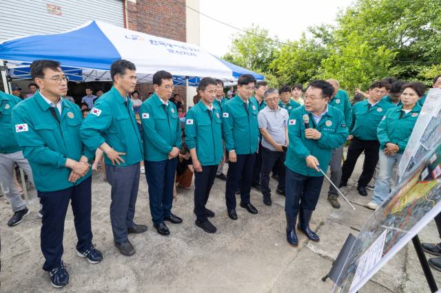 ▲정헌율 익산시장이 2024년 7월 17일 익산 호우 피해지역을 방문한 국회 행안위 위원들에게 피해 상황과 반복적 피해 예방을 위한 대책을 설명하며 국회 차원의 지원을 호소하고 있다. ⓒ익산시