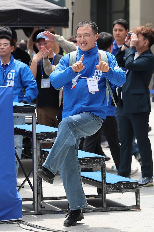 지난달 19일 더불어민주당 김상욱 의원이 서울 용산구 용산역 광장에서 열린 집중유세에서 유세활동을 하고 있다. 뉴시스