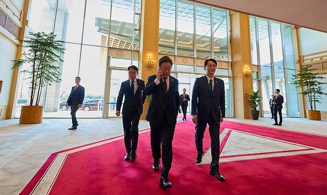 이재명 대통령이 5일 서울 용산 대통령실 청사로 출근하고 있다. 대통령실 제공