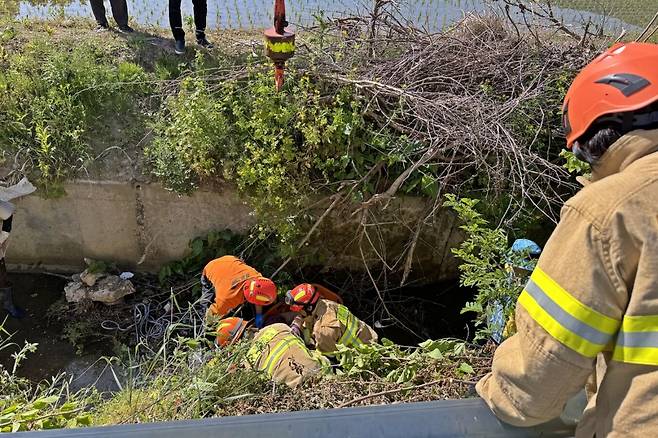 5일 오전 8시30분쯤 전북 장수군 장계면의 한 농수로 변에서 노인 일자리 사업에 참여한 80대 주민이 작업 도중 2ｍ 아래 농수로로 추락하자 119 구조대원들이 들것을 이용해 구조하고 있다. 전북소방본부 제공