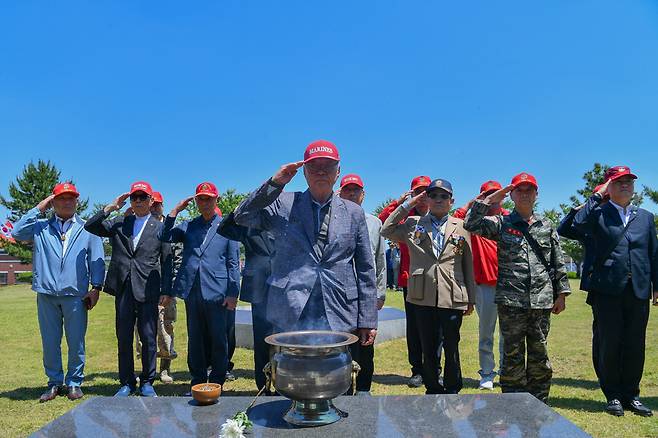 4일 해병대 교육훈련단에서 열린 원로 해병 초청행사에서 원로 해병이 해병대 교육훈련단 충혼탑에서 순국선열과 호국영령에 대해 경례하고 있다. 해병대 제공