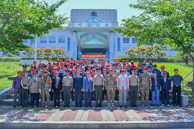 4일 해병대 교육훈련단에서 열린 원로 해병 초청행사에서 원로 해병들이 이종문 해병대 교육훈련단장과 기념촬영을 하고 있다.