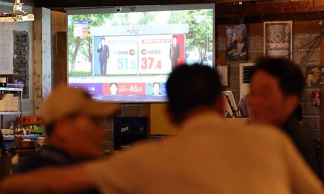 제21대 대통령선거가 치러진 지난 3일 광주 동구 대의동 한 호프집에서 시민들이 개표방송을 보며 이야기를 나누고 있다. 연합뉴스