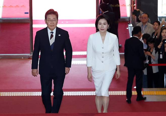 이재명 대통령(왼쪽)과 김혜경 여사가 4일 서울 여의도 국회 로텐더홀에서 열린 취임선서에 입장하고 있다. 뉴스1