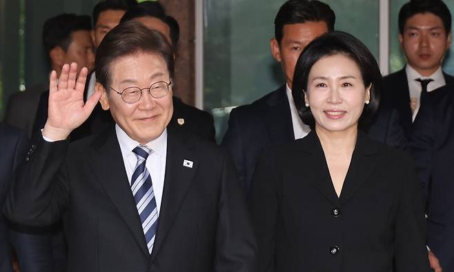 이재명 대통령과 김혜경 여사가 지난 4일 인천 계양구 사저를 나서며 주민들을 향해 인사하고 있다. 대통령실통신사진기자단