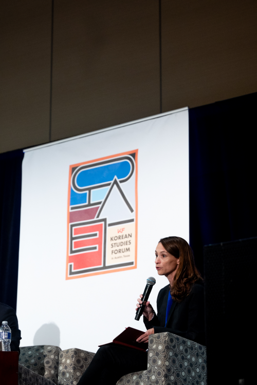 시나 체스트넛 그라이튼스 미국 텍사스대 오스틴 교수가 지난해 5월 텍사스대에서 한국국제교류재단(KF) 주최로 열린 ‘KF 한국학 포럼 in 오스틴, 텍사스’에 패널로 참석해 한미 간 지역 협력 및 한국학 최신 동향에 대해 발표하고 있다. 한국국제교류재단 제공