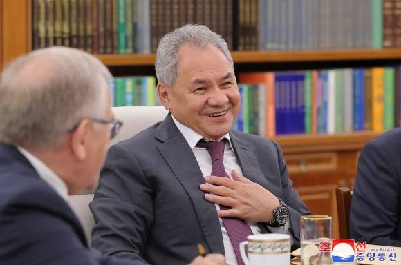 김정은 북한 국무위원장이 지난 4일 블라디미르 푸틴 러시아 대통령의 위임으로 북한을 방문한 세르게이 쇼이구(사진) 안전이사회 서기장과 평양 당 중앙위원회 본부청사에서 만나 우크라이나 문제 등에 대해 논의했다고 조선중앙통신이 5일 보도했다. 2025.6.5 조선중앙통신 연합뉴스