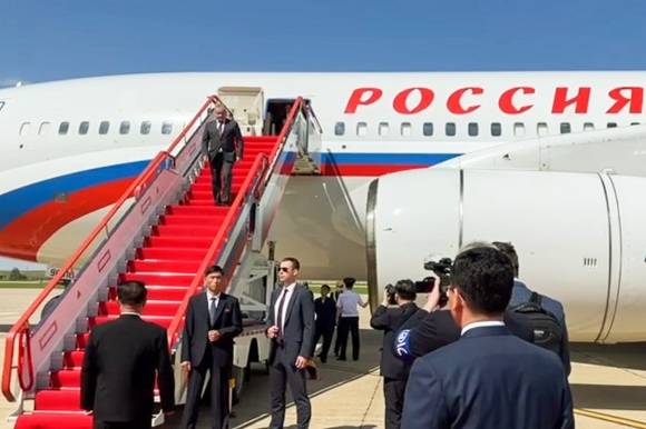 블라디미르 푸틴 러시아 대통령의 위임으로 4일 북한을 방문한 세르게이 쇼이구 안전이사회 서기장이 평양 순안국제공항에 도착해 비행기에서 내리고 있다. 2025.6.4 타스 연합뉴스