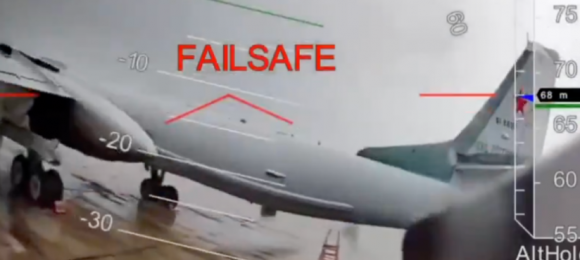 러시아 올레냐 공군기지에 서 있던 러시아군의 장거리 전략폭격기 투폴레프(Tu)-95MS가 우크라이나 드론 공습을 받기 직전의 모습. 날개 아래에 탑재된 Kh-101 순항미사일을 볼 수 있다. 우크라이나 보안국 제공 영상 처