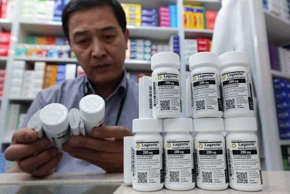 주변국 코로나19 재유행… 질병청 “고위험군 예방접종 권고” - 홍콩·대만·싱가포르 등 주변 국가에서 코로나19 환자가 증가하는 가운데 23일 오후 서울 종로구 코로나19 치료제 지정약국인 종로 열린약국에서 약국장이 코로나19 치료제 중 하나인 라게브리오를 정리하고 있다. 2025.5.23 뉴스1