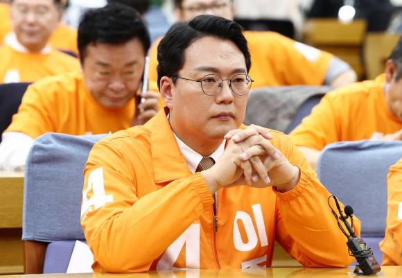 천하람 개혁신당 상임선대위원장이 3일 서울 여의도 국회 의원회관에 마련된 21대 대통령 선거 개표상황실에 굳은 표정으로 자리하고 있다. 2025.6.3 뉴스1