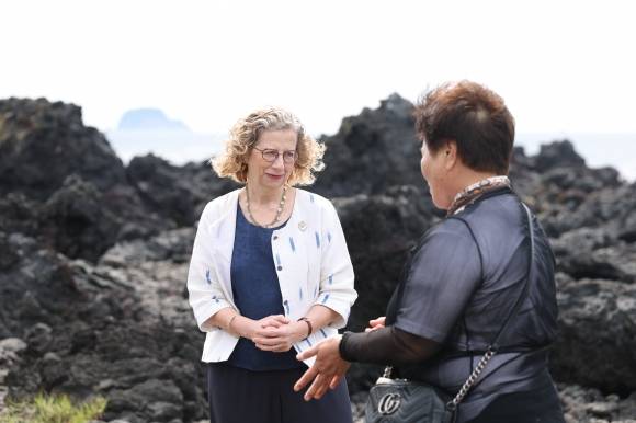 잉거 안데르센 유엔환경계획(UNEP) 사무총장이 제주해녀협회 장영미 부회장(왼쪽)과 서귀포시 법환동에서 면담을 갖고 해양 플라스틱 오염이 해녀들의 조업 활동과 해양생태계에 미치는 영향을 직접 청취했다. 제주도 제공
