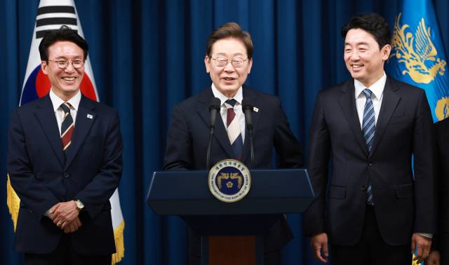이재명 대통령이 4일 서울 용산 대통령실 청사에서 국무총리 후보자로 김민석 의원(왼쪽), 대통령비서실장으로 강훈식 의원 등 첫 인선을 발표하고 있다. 연합뉴스