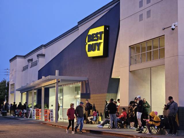 미 서부시간 4일(현지 시간) 오후 9시 닌텐도 스위치2 발매를 앞두고 베스트바이 마운틴뷰 지점에 줄지어 선 구매자들. 가장 앞에 선 이들은 이날 새벽부터 현장에서 대기했다고 한다. 윤민혁 기자