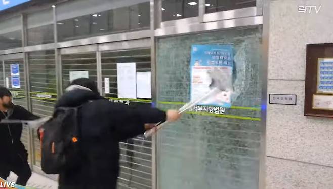 1월19일 윤석열에 대한 구속영장이 발부되자 윤석열 지지자들이 서울서부지방법원에 난입해 내부 시설물을 파손하고 있다. ⓒ유튜브 ‘락TV’ 라이브 화면 갈무리