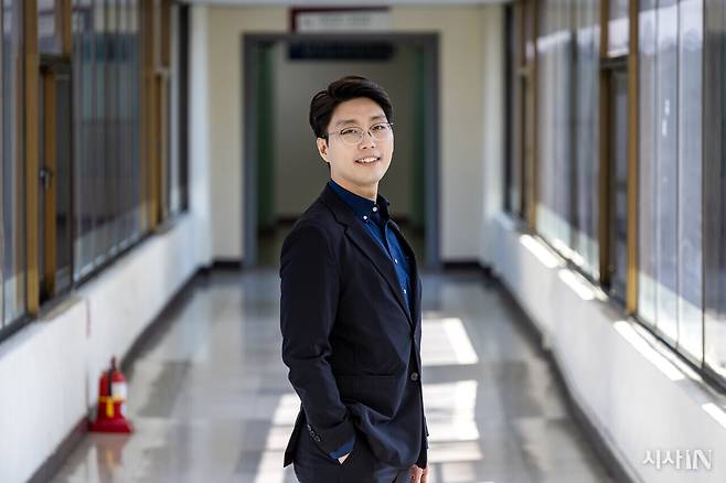 한국물리학회 젊은통계물리학자상을 수상한 최호연 박사가 4월28일 서울 동대문구 한국과학기술원부설고등과학원에서 인터뷰를 마친 후 카메라 앞에 섰다. ⓒ시사IN 박미소