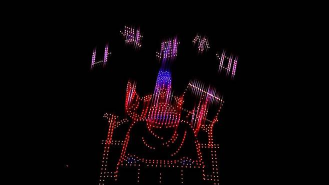 드론 1000여 대가&nbsp;각 행사 주제와 메시지를 시각적으로 구현해 시민들에게 색다른 볼거리와 감동을 선사했다. ⓒ시사저널