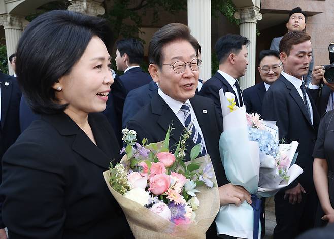 이재명 대통령과 김혜경 여사가 6월4일 국회에서 열린 대통령 취임식에 참석하기 위해 인천시 계양구 사저를 나서고 있다. ⓒ연합뉴스