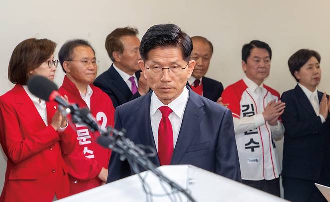 김문수 국민의힘 대선후보(가운데)가 6월4일 새벽 서울 여의도 국민의힘 중앙당사에서 대선 관련 입장을 밝히고 있다. ⓒ시사저널 이종현