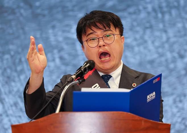 임현택 당시 대한의사협회(의협) 회장이 2024년 6월9일 오후 서울 용산구 의협회관에서 열린 전국의사대표자대회에서 투쟁선포문을 읽고 있다. ⓒ연합뉴스