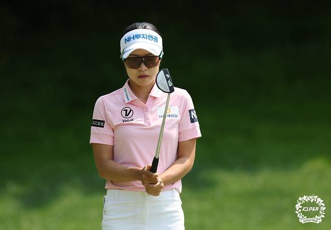 박민지가 6일 개막하는 2025 셀트리온 퀸즈 마스터즈에서 단일대회 5연패라는 새 역사를 정조준한다. 정상에 서면 KLPGA 투어 통산 최다승(20승) 타이 기록과 어깨를 나란히 하면서 우승상금에 보너스까지 보태 단숨에 4억3200만 원을 손에 넣게 된다. 사진제공 | KLPGA