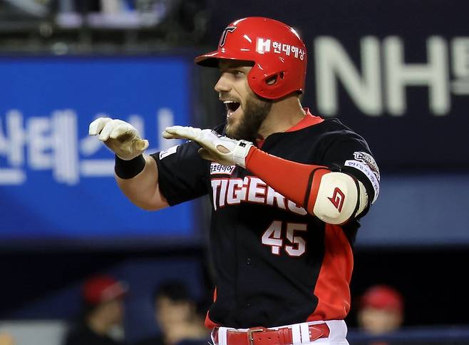 KIA 위즈덤은 4일 잠실 두산전에서 6번타자 3루수로 선발 출전해 5타수 3안타(1홈런) 3타점 2득점을 기록했다. 결승포와 KBO리그 첫 두자릿수 홈런을 기록했다. 잠실|뉴시스