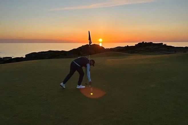 아이작 롤런즈가 지난달 29일 노르웨이 북부 해안의 북극권 안에 있는 로포텐 링크스 코스에서 한밤중 태양(midnight sun)의 빛을 받으며 플레이 하고 있다. SNS 캡처