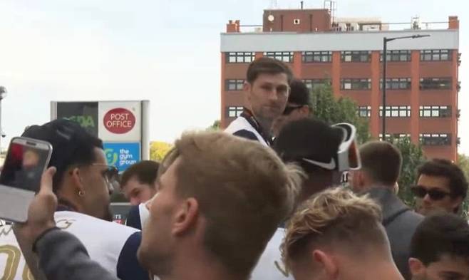 ▲ 지난달 24일(한국시간) 영국 런던에서 열린 토트넘의 유로파리그 우승 기념 퍼레이드에서 오랜만에 팬들에게 얼굴을 비춘 티모 베르너(왼쪽 하단)는 남다른 행동으로 웃음을 자아냈다.