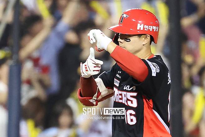 ▲ KIA 최원준은 4일 잠실 두산전에서 경기 후반 명장면을 만들었다. 8회말 수비에서는 담장을 때릴 만한 타구를 잡아냈고, 9회초에는 승리에 쐐기를 박는 2점 홈런을 날렸다. ⓒ곽혜미 기자