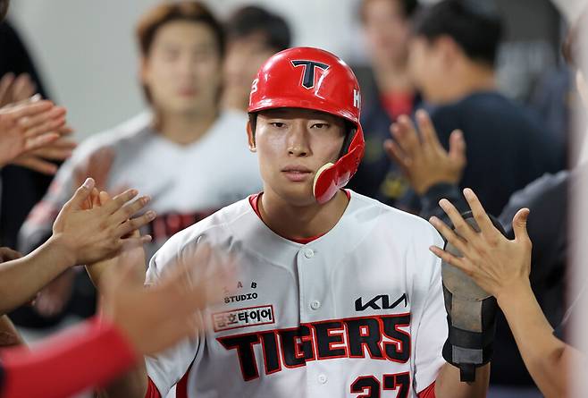 ▲ 김호령은 '수비 전문 중견수'라는 꼬리표와 조금씩 거리를 두기 시작했다. 부상 병동이 된 팀 사정 탓에 부동의 주전 중견수가 됐고, 그러면서 타격에도 자신감이 생겼다. ⓒKIA타이거즈