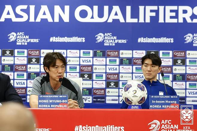 6일 오전 3시 15분 이라크 바스라 국제경기장에서 열리는 이라크와의 2026 국제축구연맹(FIFA) 북중미 월드컵 아시아 3차 예선을 하루 앞두고 공식 기자회견에 참석한 홍명보(왼쪽) 축구대표팀 감독과 황인범. /사진=대한축구협회 제공