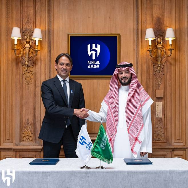 시모네 인자기(왼쪽) 감독이 알 힐랄 계약서에 서명한 뒤 악수하고 있다. /사진=알 힐랄 공식 사회관계망서비스(SNS)