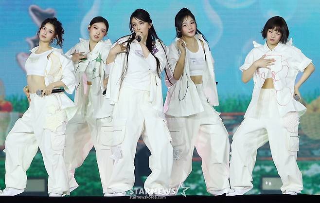 걸그룹 뉴진스(NewJeans)가 지난 27일 오후 태국 방콕 임팩트 챌린저 홀 1-2(IMPACT Challenger Hall 1-2)에서 진행된 '제 9회 아시아 아티스트 어워즈'(The 9th Asia Artist Awards, 이하 'AAA 2024')'에 참석해 멋진 무대를 선보이고 있다.   뉴진스는 이날 'AAA 2024'에서 대상 'AAA 올해의 가수'를 비롯해  '베스트 아티스트', '베스트 퍼포먼스' 등 3년 연속 대상 수상 및 3관왕의 영예를 안았다. /사진=김창현 chmt@