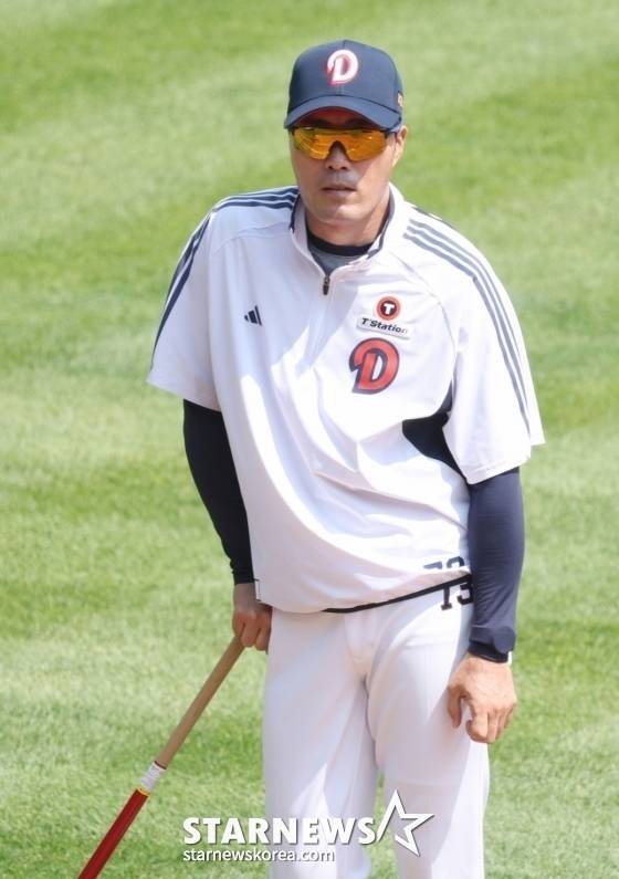 2025 신한 SOL Bank KBO리그 두산 베어스 대 KIA 타이거즈 경기가 3일 서울 잠실야구장에서 열렸다.  두산 조성환 감독 대행이 선수들의 훈련을 지켜보고 있다. /사진=김진경 대기자