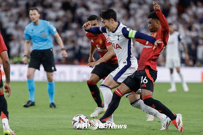 지난달 2024~2025 유럽축구연맹(UEFA) 유로파리그 결승전 맨체스터 유나이티드전에 출전한 토트넘 주장 손흥민. /AFPBBNews=뉴스1