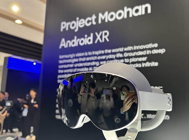 구글이 10년 만에 스마트 글래스를 출시한다.[사진 | 연합뉴스]