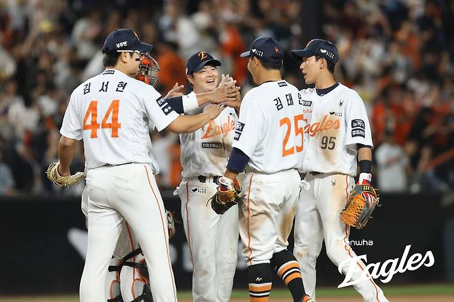 4일 대전 한화생명 볼파크에서 열린 2025 신한 SOL Bank KBO리그 KT 위즈와 한화 이글스의 경기, 한화가 4-3 승리를 거두고 2연승을 달성했다. 한화 선수들이 승리 후 하이파이브를 하고 있다. 한화 이글스