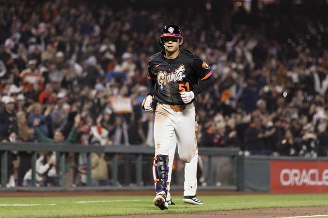 샌프란시스코 자이언츠 이정후가 2025 미국 메이저리그 정규시즌 경기에 출전해 홈런을 친 뒤 득점하고 있다. 이정후는 5일 샌디에이고 파드리스전에 3경기 연속 2번 타자로 선발 출전한다. REUTERS 연합뉴스