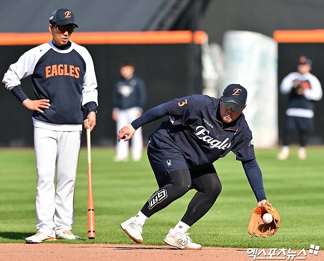 25일 오후 대전 한화생명 볼파크에서 열리는 '2025 신한 SOL Bank KBO리그' KT 위즈와 한화 이글스의 경기, 한화 안치홍이 펑고를 받고 있다. 엑스포츠뉴스DB