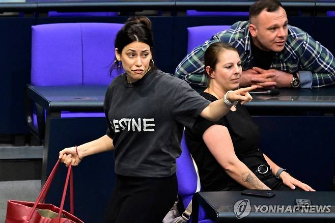 퇴장당하는 칸진 쾨크튀르크 의원 [AFP 연합뉴스 자료사진. 재판매 및 DB 금지]