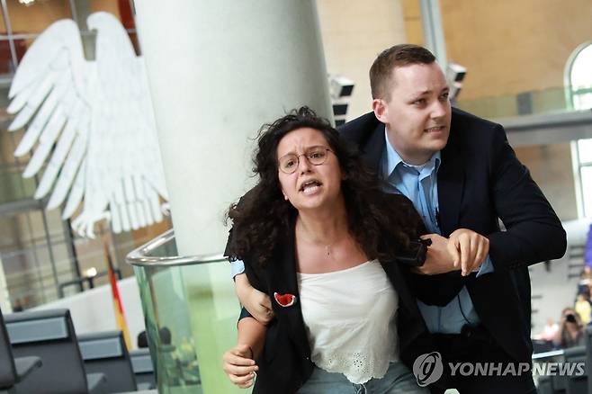 퇴장당하는 방청객 [EPA 연합뉴스. 재판매 및 DB 금지]